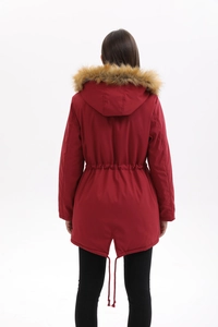 Vue arrière de la parka d'hiver rouge avec taille ajustable, fourrure et queue de pie