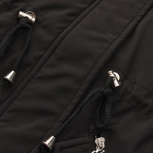 Detail eines schwarzen Parkas mit silbernen Kordelstoppern und gewebtem Kordelzug