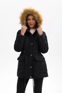 Détail d'une parka noire pour femme avec capuche à fausse fourrure et taille à cordon