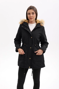 Détail d'une parka d'hiver noire avec col en fausse fourrure, cordon de serrage et doublure