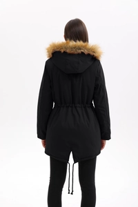 Vue arrière de la parka noire avec capuche en fourrure et taille ajustable