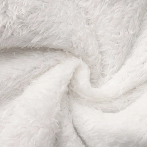 Detail von weichem weißem Kunstfellbesatz und dickem Plüschfutter an einem Winterparka
