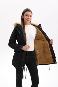Détail de la doublure en sherpa et du cordon de serrage de la parka d'hiver