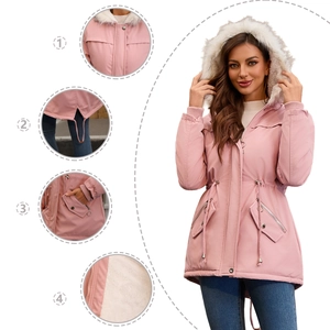 Detailansicht des rosa Parkas mit Pelzkragen, Kordelzug, Taschen und warmem Vliesfutter