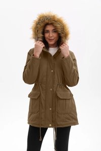 Détail d'une parka d'hiver avec capuche en fausse fourrure, cordon de serrage et poches