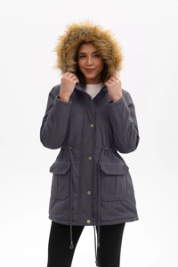 Vue détaillée d'une parka d'hiver avec capuche en fausse fourrure et taille à cordon réglable