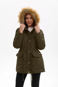 Vue détaillée de la parka vert olive avec col en fausse fourrure et cordon de serrage taille