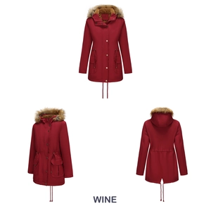 Vue en trois angles d'une parka bordeaux à capuche avec doublure peluche et taille ajustable