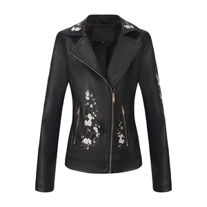 Détail de la broderie fleur de prunier sur la veste de moto en similicuir noir