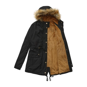 Détail d'une parka d'hiver avec doublure en fourrure synthétique et taille ajustable
