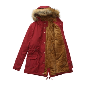Détail du parka d'hiver rouge montrant la doublure en fourrure et la taille ajustée