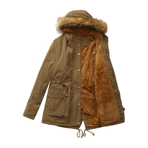 Détail d'une parka d'hiver avec capuche en fourrure, doublure polaire et cordon de serrage
