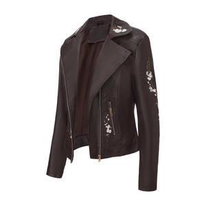 Détail de la broderie florale sur le col d'un blouson motard en similicuir marron