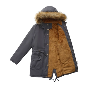 Détail de la parka d'hiver avec doublure en fausse fourrure épaisse et tissu coupe-vent
