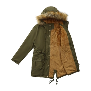 Détail de la parka vert armée avec doublure en fausse fourrure et cordon à la taille