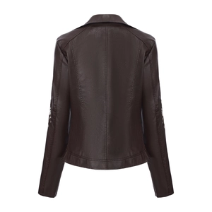 Vue arrière d'une veste en similicuir chocolat avec broderies florales sur les manches