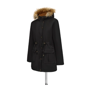 Détail d'une parka noire avec bordure en fausse fourrure, taille réglable et doublure