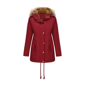 Gros plan sur la taille à cordon et les boutons dorés d'une parka d'hiver rouge