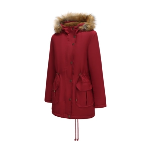 Détail de la parka rouge foncé avec col en fausse fourrure et taille à cordon serrage