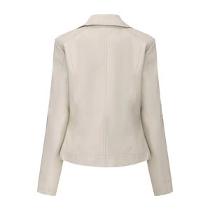 Vue arrière du blouson en similicuir beige avec détails brodés et coupe cintrée