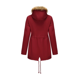 Vue arrière de la parka rouge foncé avec capuche en fausse fourrure et ourlet en queue de poisson