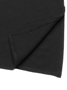 Détail d'une robe noire en coton et lin avec texture polaire douce et coutures soignées