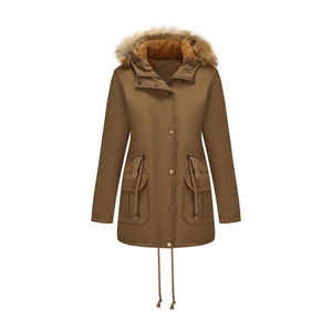 Détail de la parka à capuche avec col en fausse fourrure et cordon de serrage réglable