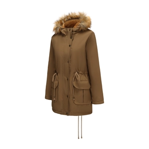 Détail d'une parka d'hiver avec doublure polaire, col en fourrure et cordon à la taille