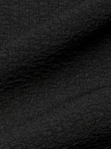 Détail du tissu noir en coton et lin avec une texture ripstop et un grain tissé fin