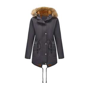 Détail de parka d'hiver gris foncé avec doublure en fausse fourrure et col en peluche