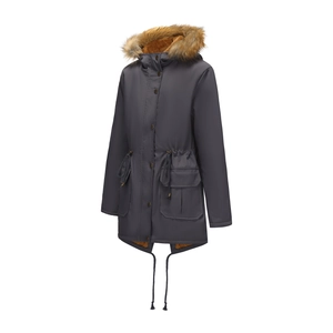 Détail de la parka d'hiver avec doublure en peluche et cordon de serrage à la taille