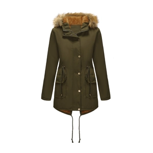Détail de la parka vert armée avec col en fausse fourrure et doublure polaire