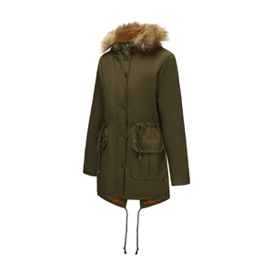 Détail de la parka avec col en fourrure synthétique et cordon de serrage à la taille