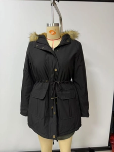 Détail d'une parka à capuche avec fourrure, cordon à la taille et poches à boutons-pression