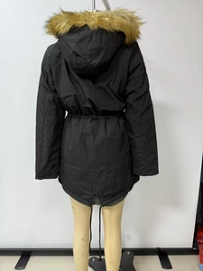 Vue arrière d'une parka noire avec cordon de serrage et capuche bordée de fausse fourrure