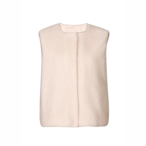 Détail de la doublure lisse et de la texture en peluche de qualité du gilet beige en laine