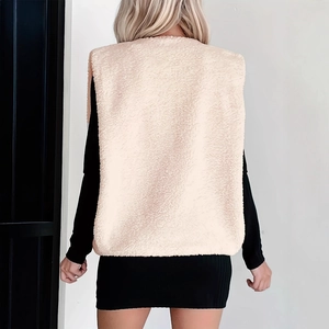 Vue arrière d'un gilet en polaire crème montrant le tissu texturé et la coupe sans manches