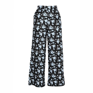 Détail à plat d'un pantalon taille haute à jambes larges avec motif floral bleu sur fond noir