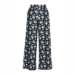 Détail d'un pantalon noir taille haute à jambes larges avec imprimé floral bleu clair