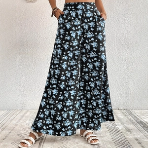 Détail d'un pantalon large à fleurs à taille haute avec fleurs bleues et poches