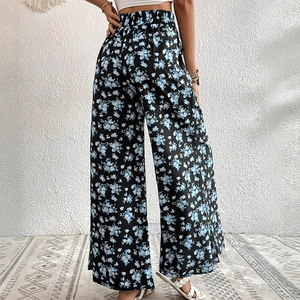 Vue arrière d'un pantalon fluide à imprimé fleuri avec taille haute élastique