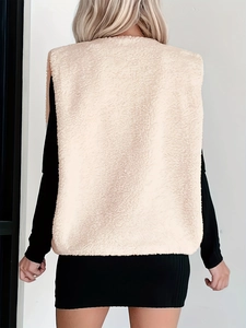 Gilet chic pour femme en polaire sherpa beige vue de dos sur tenue noire