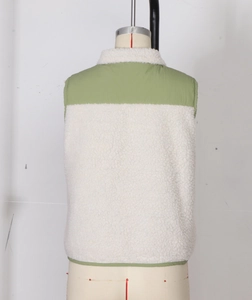 Détail de la vue arrière d'un gilet en polaire vert avocat et crème sur un mannequin