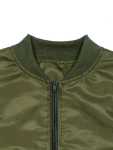 Veste bomber vert armée avec col côtelé et fermeture éclair sur fond blanc