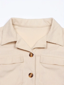 Beige Cordjacke mit klassischem Reverskragen und aufgesetzten Brustpattentaschen