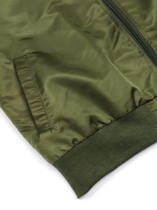 Gros plan détaillé du blouson aviateur vert olive avec fermeture éclair et ourlet côtelé