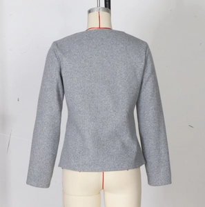Rückansicht einer grauen Langarm-Tweed-Jacke mit schlankem Schnitt und klarer Formgebung