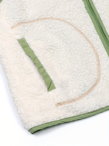 Gilet en polaire pour femmes beige avec détails zippés vert avocat et poche latérale douce