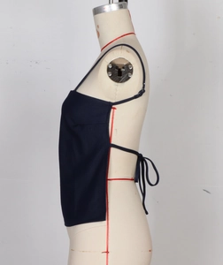 Vue latérale du débardeur en denim bleu foncé avec lacet réglable et coutures nettes