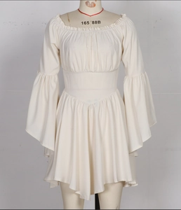 Détail de la robe rétro blanc cassé avec encolure volantée à épaules dénudées et manches cloche